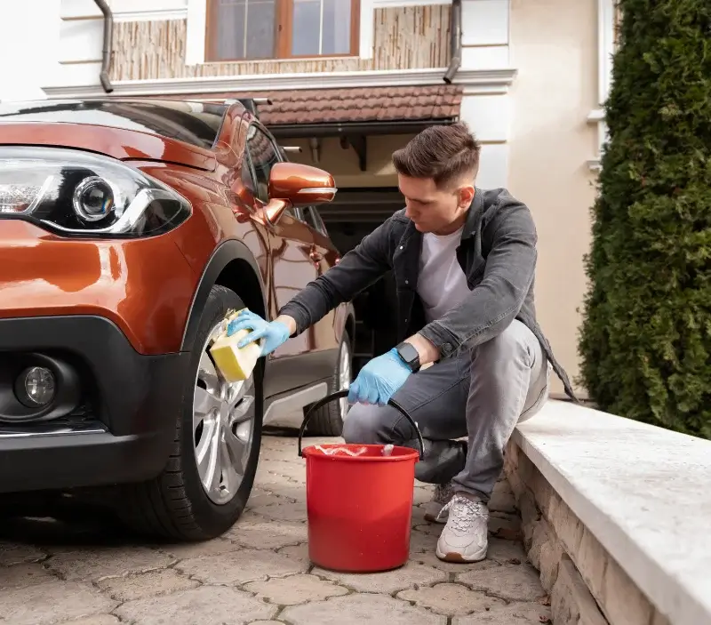 Lavage auto à domicile Puntous : professionnel intervenant sur un véhicule